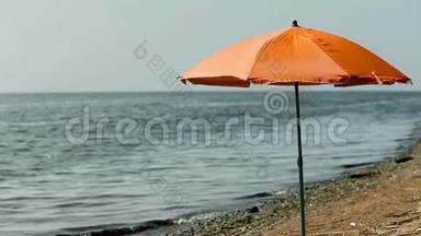 空滩上的沙滩伞.